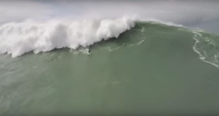 Une vague était vraiment trop grosse pour ce surfeur !