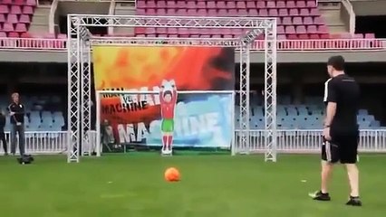 ميسي يتحدى الحارس الالي