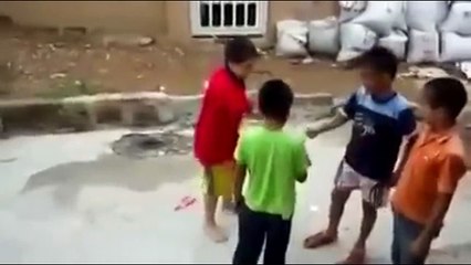 Mga bwiset na 'to. Di ko kinaya! HAHAHA   (Funny children's game)