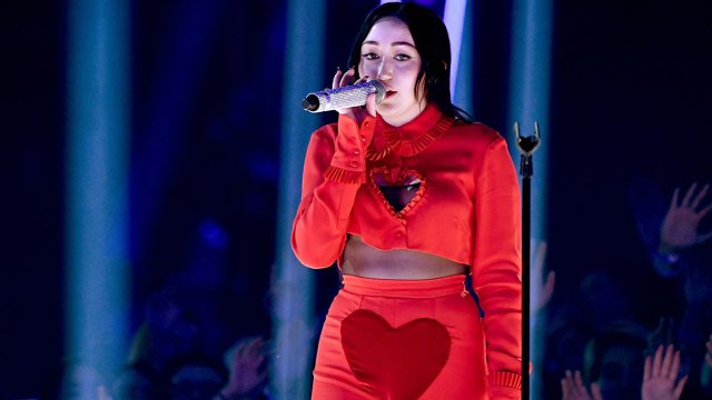 Noah Cyrus Kills Make Me (Cry) Performance at iHeartRadio Awards