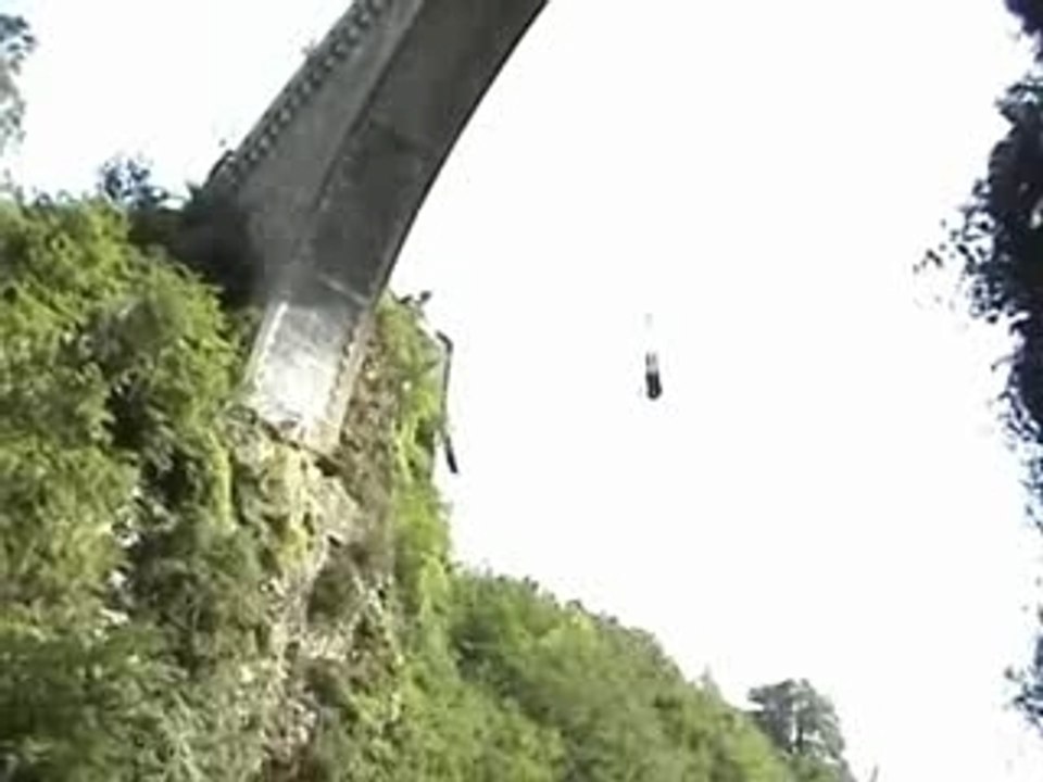 Saut à l'élastique...Au bout du bungee...