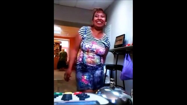 Подбуханная деваха берёт кредит в банке