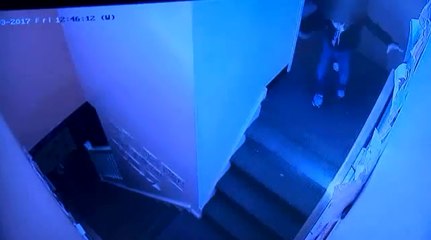 Une assistante maternelle pousse une fillette dans les escaliers.