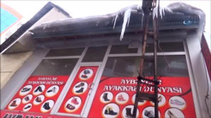 Binanın Çatısında Biriken Kar Yığını Çığ Gibi Yere Düştü