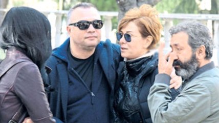 Güzel Oyuncu Zuhal Olcay, Annesini Kaybetti