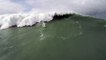 La chute d'un surfeur et un sauvetage en jet-ski qui tourne mal