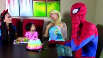 Человек-паук, Эльза, Spiderbaby против женщины-кошки Чесоточный порошок шалость! Смешные супергерои в реальной жизни