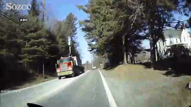 Kamyon elektrik direğini devirdi!