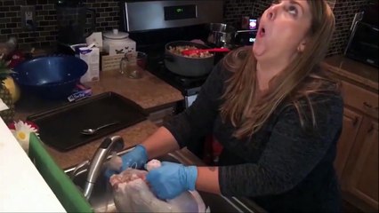 Dégoûtée par la dinde qu'elle doit vider... Tellement drôle!