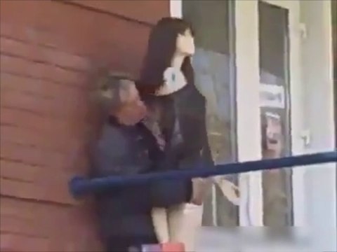 Quand l'alcool rend fou... Ce gars ivre s'amuse avec une poupée gonflable