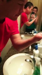 Regardez comment cet homme amputé des mains met ses lentilles de contact