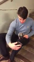 Le mec a trouvé un pigeon qui ne bouge plus!