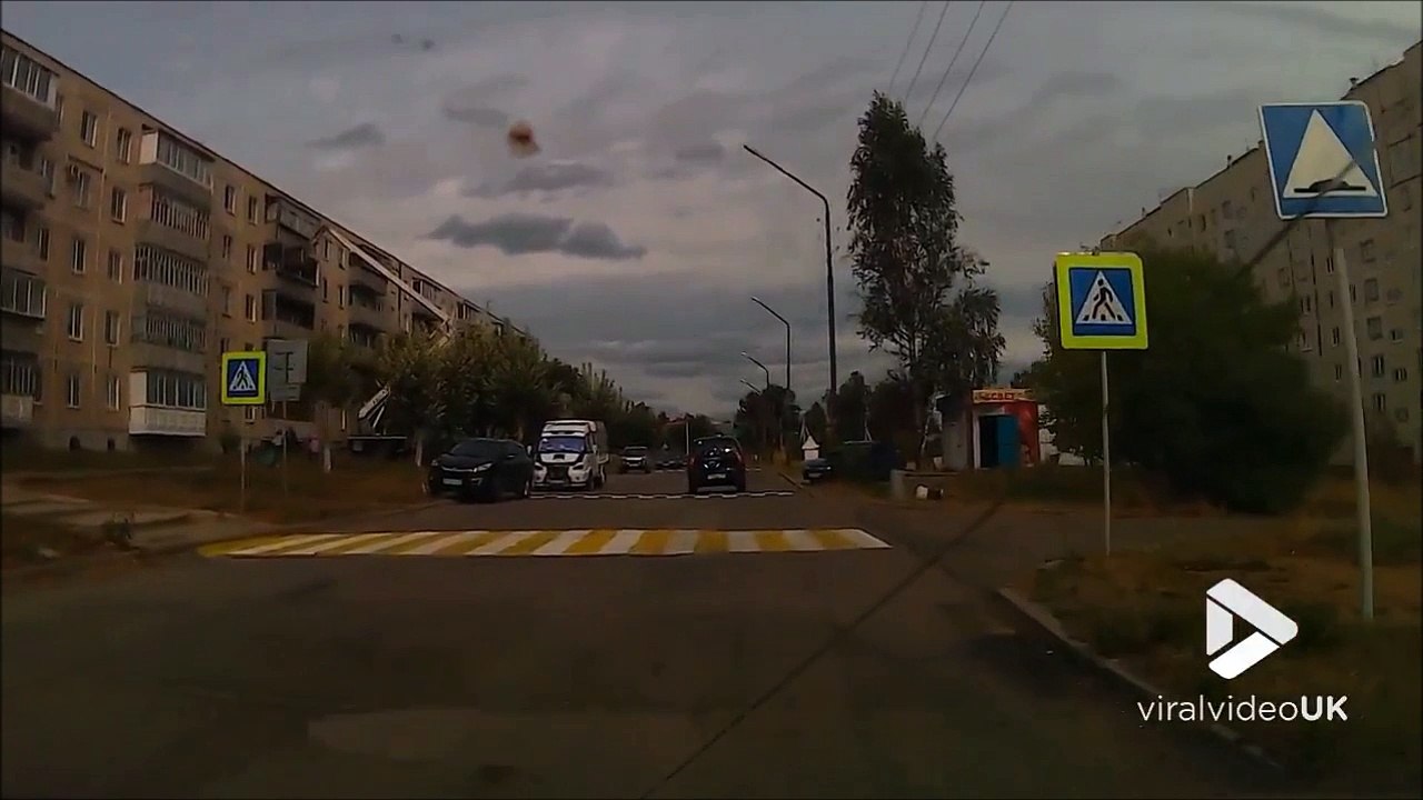 Un piéton s'éclate juste devant cette voiture... Grosse gamelle