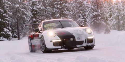 Download Video: VÍDEO: Lo espectacular que es ver a un Porsche 911 derrapar en nieve