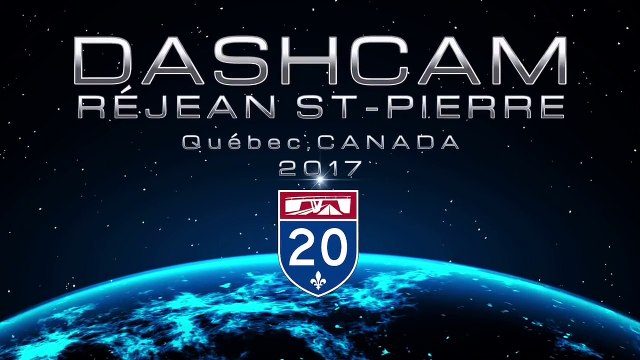 Une voiture double un semi-remorque à toute vitesse sur la bande d'arrêt d'urgence.