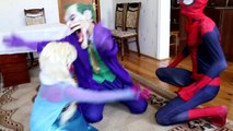 Беременных замороженные Эльза против какашек ребенка приучение к горшку ж/ Человек-Паук против замороженные Эльза Джокер поезд