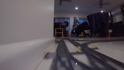 Un train LEGO parcourt la maison et le jardin !