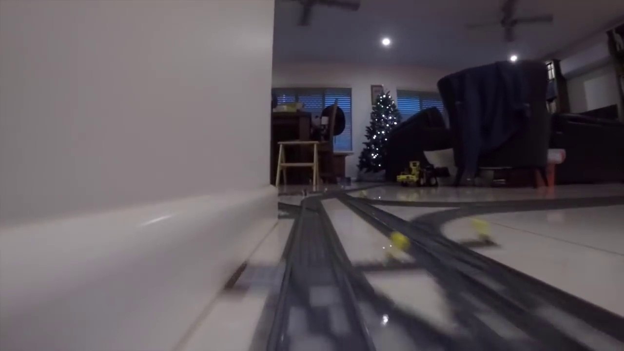 Un train LEGO parcourt la maison et le jardin !