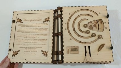 Superbe livre mécanique en bois pour jouer et lire !