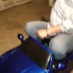 Mamie conduit la voiture de ses rêves : Maserati minuscule