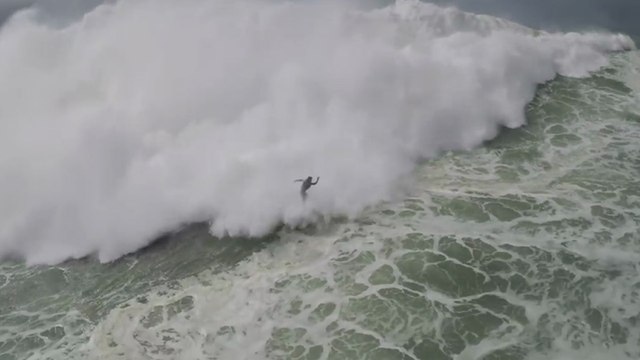 Pedro Vianna se fait happer par une vague et son ami en jet-ski vole à son secours