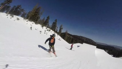 Un skieur pousse un enfant qui l'empêchait de sauter sur le tremplin