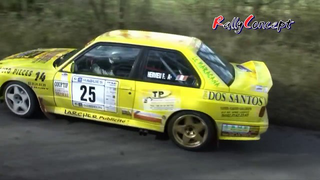Voiture de rallye bloquée à un passage à niveau