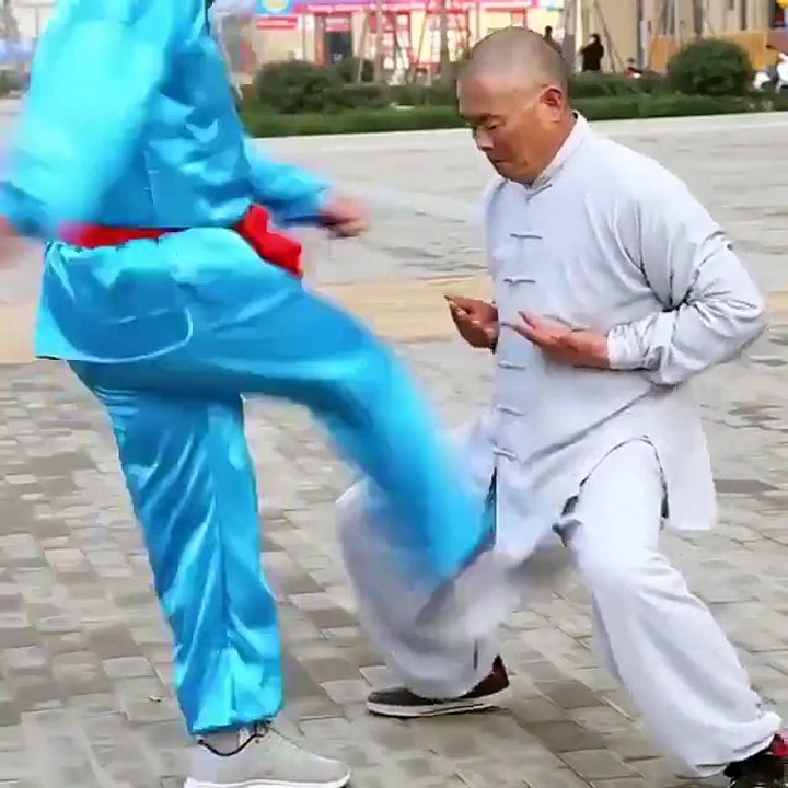 Ces hommes s’entrainent à ses prendre des coups dans les parties intimes