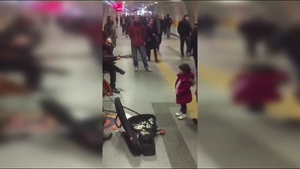 İstanbul metrosunda bale yapan küçük kız