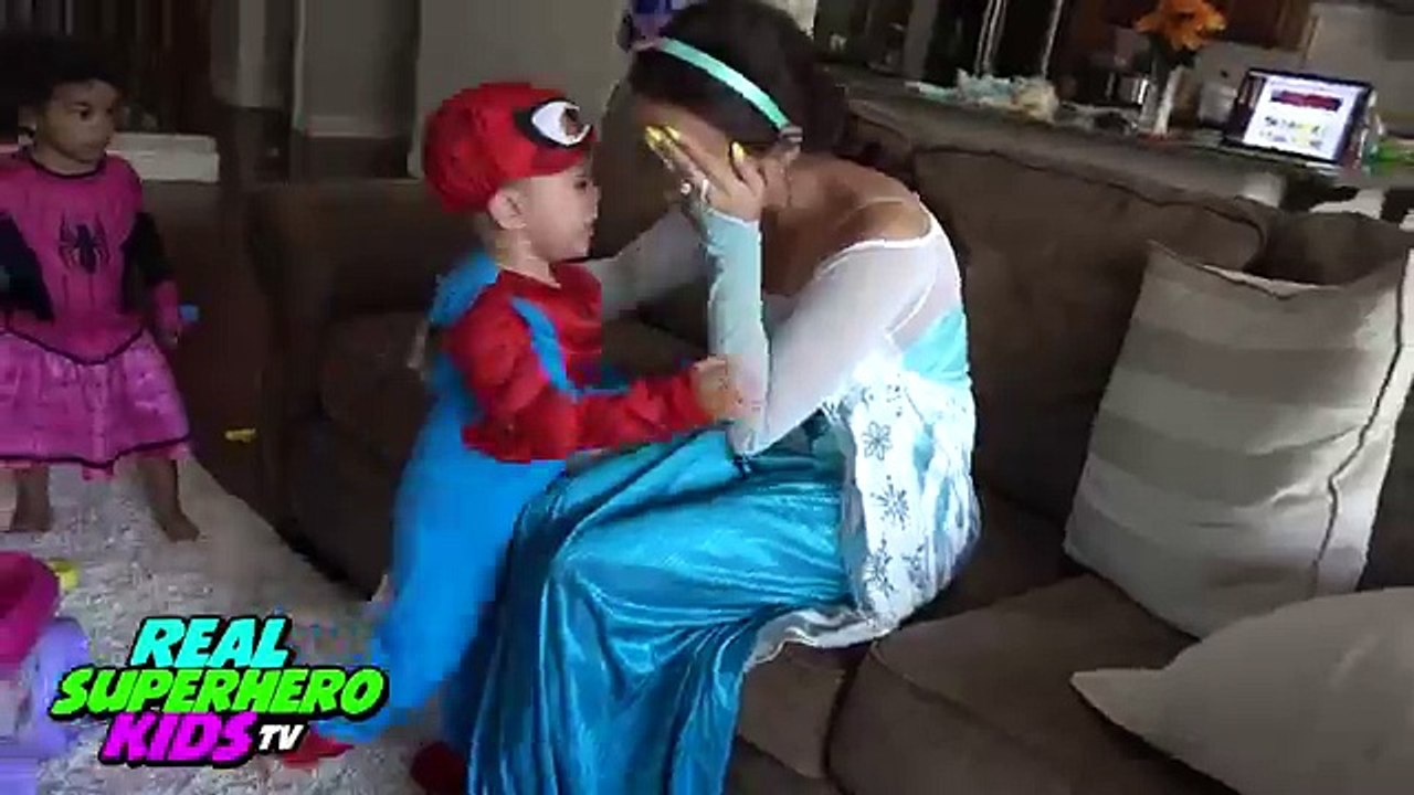 FROZEN ELSA KISSING BATMAN?! vs SPIDERMAN Prank Funny Superhero Movie In Real Life