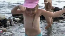 VLOG Дети купаются на диком пляже Черное море new | Children bathe in the wild beach Sea