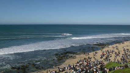 Un surfeur se fait attaquer par un requin en direct à la TV lors d'une compétition