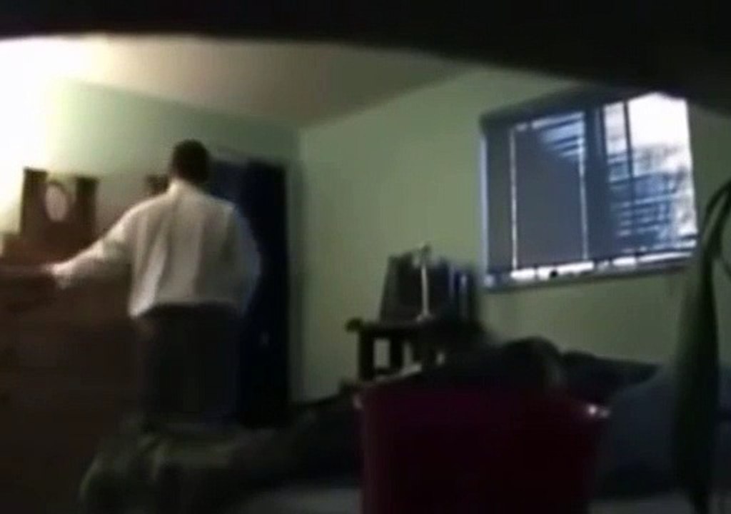 Vendos kamera të fshehtë në shtëpi, kap gruan mat (Video)