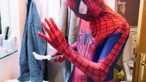 Spiderman vs Sirena Spiderbaby en la Vida Real! Rosa Spidergirl vs Maléfica Superhéroe de la Diversión