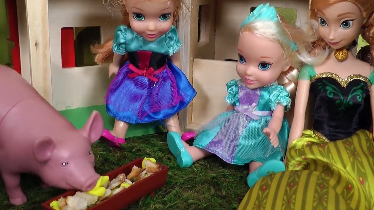 CHICKS ! Elsa & Anna toddlers - Chicken's Eggs - Farm - Horse chases Elsa - Someone Falls in Pond-kfzS_TUiTGk