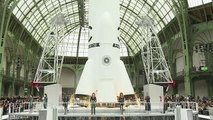 Un défilé Chanel très «spatial» au Grand Palais