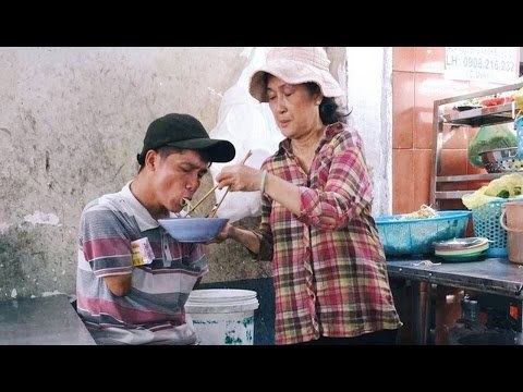 Tô bún của mẹ - Câu chuyện về bà giáo về hưu và anh bán vé số không tay ở Sài Gòn