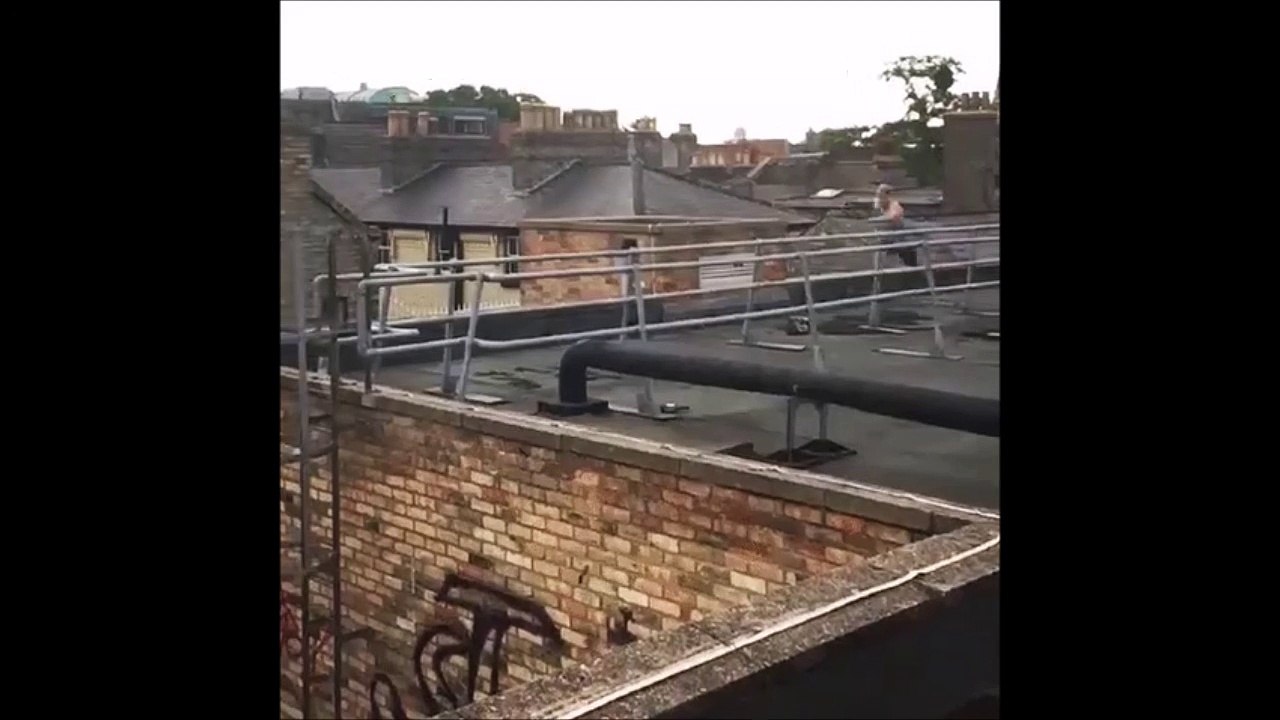 Un saut de parkour incroyable et très risqué