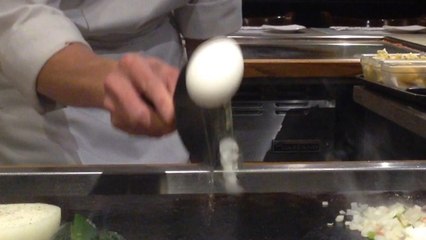 Skillful Teppanyaki chef performs amazing egg trick
