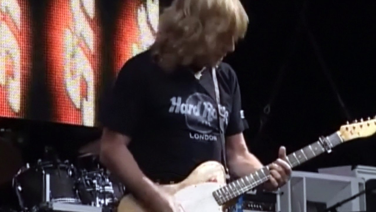 Status Quo Live - Mystery Song,Railroad,Most Of The Time,Wild Side Of Life,Rollin Home,Again Aand Again,Slow Train - Alton Towers,Stoke,June 26-6 2004