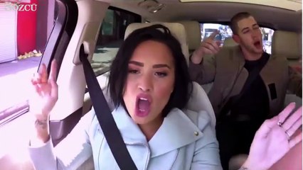 Kareoke yaparken ünlü sanatçılar yanınızda olsa?