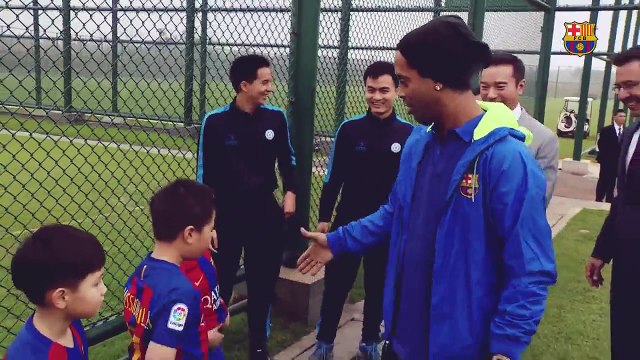 Quand des jeunes footballeurs chinois rencontrent Ronaldinho pour la première fois :