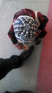 والد کی خدمت کرنے کا طریقہ اس بچے سے سیکھیں ۔ ضروردیکھیں