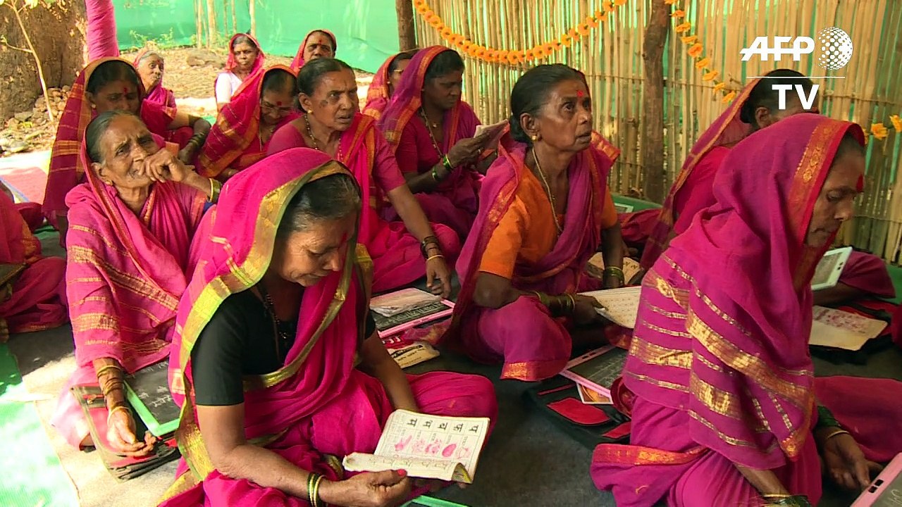 Indische Omas drücken erstmals die Schulbank