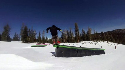 Un skieur pousse un enfant qui se trouve sur son chemin