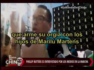 Nota - Phillip Butters es entrevistado por los medios en la Marcha