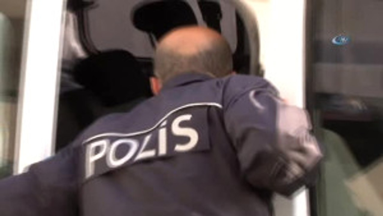 Genç Kadını Önce Gasp Ettiler, Sonra Darp Edip Araçtan Attılar