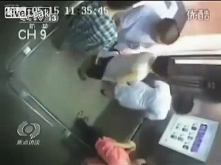 Asansörde Kafası Koptu