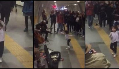 Küçük kızdan İstanbul metrosunda bale gösterisi