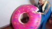 CONGELADOS ELSA vs SPIDERMAN ! Caramelo gigante Donut Superhéroe de la Diversión en la Vida Real